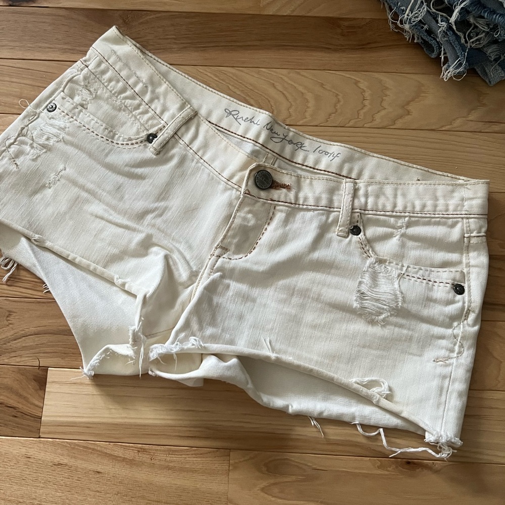 Ruehl 925 by Abercrombie low rise booty shorts distressed off wht y2k sz 26 sexy